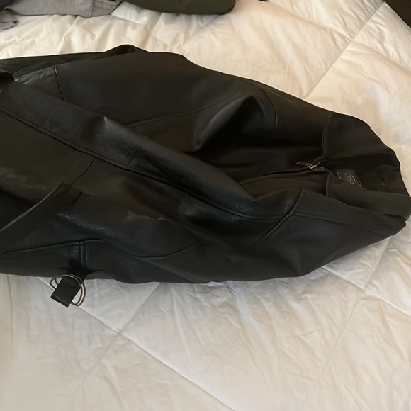 Have an xl black leather jacket made by”Beyond California“. Perfect condition ! - Picture 7 of 7